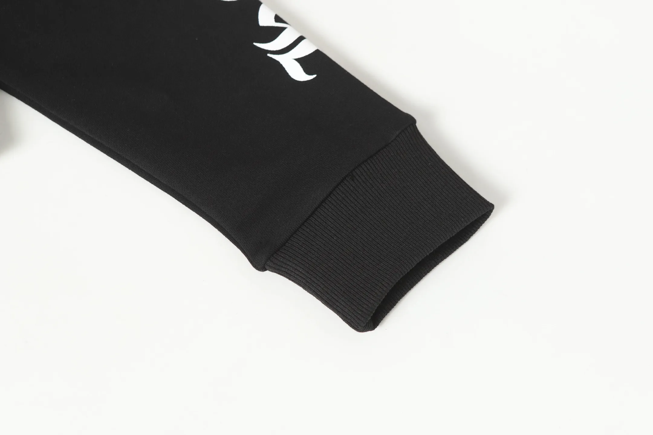 P210 Round neck sweatshirt. Remember to remark sweatshirt when ordering #Y2903 Cross-border running quantity model. Please do not place an order if you pursue perfection. -Chrome Hearts/Chrome Hearts 23ss Sanskrit printed popular round neck sweatshirt -High weight, high density and high quality. The wool is soft, delicate and skin-friendly. Soft and silky to the touch. Excellent warmth and skin-friendliness. -Colour: black white -Size: S M L XL